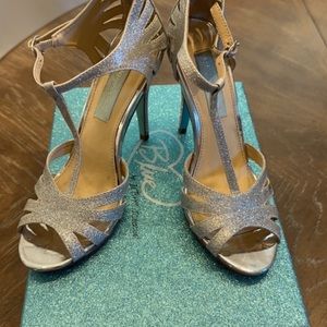 Betsey Johnson Glitter Tee Heel 6 EUC
Approx 4" Heel.